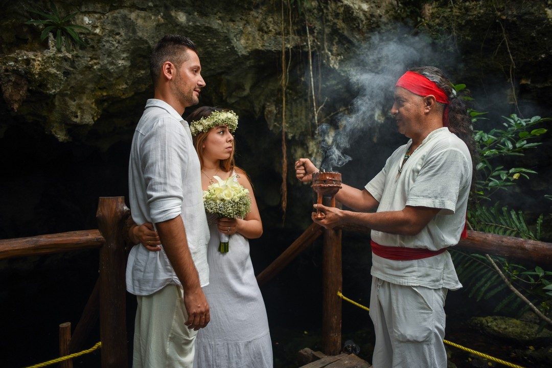 Para los antiguos mayas, la ceremonia de la boda era un ritual muy especial, en el que una pareja se unía espiritualmente presentándose a los cuatro elementos: aire, agua, fuego y tierra. 
En el Akumal Natura Glamping nos gusta honrar las tradiciones de nuestros ancestros, el amor y la naturaleza se darán la mano en la celebración de vuestro día. 💙💚❤
https://bit.ly/39HaS3h 
-

Info y Reservas:
✉️ reservations@akumalnatura.com
O al teléfono/WhatsApp
📱+ 529841875189