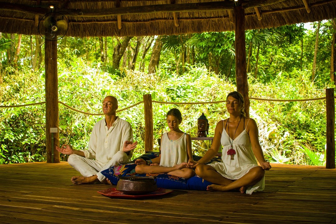 El yoga y la meditación nos ayudan a parar y a enfocarnos. Hacerlo en un entorno mágico como es la jungla que rodea el Akumal Natura Glamping nos ayuda a revivir nuestra conexión con la naturaleza. 
Infórmate de nuestros retiros de Yoga y Meditación en: 
✉️ reservations@akumalnatura.com
O al teléfono/WhatsApp
📱+ 529841875189